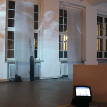 Ana Noble Nava: Nothing Lasts Forever. Transparentpapier, 90 x 500 cm und 90 x 420 cm (Hintergrund);  Paso de Camino, DVD, 2 min (Monitorarbeit). Courtesy Wiebke Gronemeyer