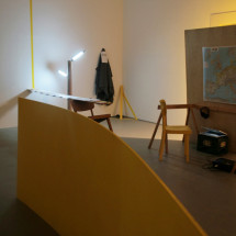 Ausstellungsansicht. Im Hintergrund Dokumentation der Reise von London nach Hamburg. Courtesy Wiebke Gronemeyer