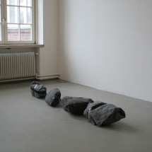 Justin Gainan. Texas, London, Brussels, Hamburg. Umzugsdecken, Klebeband, Gerölllsteine. Courtesy Wiebke Gronemeyer
