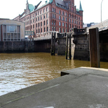 Giancarlo Pazzanese. Lu-Che (2009). Performance with chalk powder and stencil prints, Hamburg-Speicherstadt. Courtesy the artist. Foto: Wiebke Gronemeyer