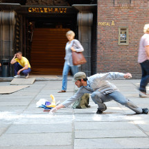 Giancarlo Pazzanese. Lu-Che (2009). Performance with chalk powder and stencil prints, Hamburg-Chilehaus. Courtesy the artist. Foto: Wiebke Gronemeyer