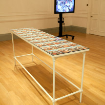 Melanie Manchot, Perfect Mountain, 2011, HD video, stereo sound, 15.50 minutes and 40 photographs, 14,5 x 21 cm each, display table: metal, wood glass. Courtesy the artist. Foto: Inga Otto
