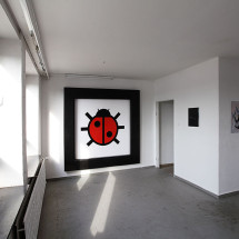 Ausstellungsansicht Galerie Oel-Früh, Obergeschoss.  Links: Gitte Jabs, Marini, 2010, Lack, Hartfaserplatte, Holz, 195x195cm Rechts: Johanna Tiedtke, Ohne Titel, 2009, Öl auf Leinwand, 100x120cm; Johanna Tiedtke, Ohne Titel, 2010, Öl auf Leinwand, 40x40cm Foto: Halo Heye. Courtesy die Künstlerinnen und Wiebke Gronemeyer
