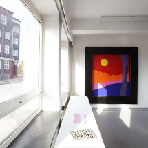 Ausstellungsansicht Galerie Oel-Früh, Erdgeschoss. Gitte Jabs, Dunkelbunt, 2010, Lack, Hartfaserplatte, GFK, 210x200cm Foto: Halo Heye. Courtesy die Künstlerinnen und Wiebke Gronemeyer