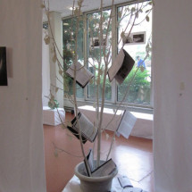 Studiobühne der Universität Paderborn. Nadine Neuwinger, Baum des Wissens, 2012, mixed media, 70x 220x70 cm. Foto: Alexa Ilievska