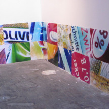 Installationsansicht Open Space, Kunstsilo der Universität Paderborn. Frauke Pakutz, Mikromüll, 2011, 27 Fotografien, 23,5x30 cm. Foto: Alexa Ilievska